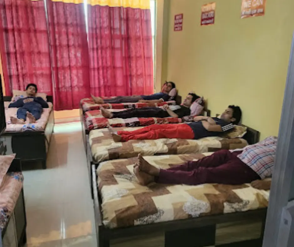 Nutritious food and dining area at Ghaziabad rehabilitation center